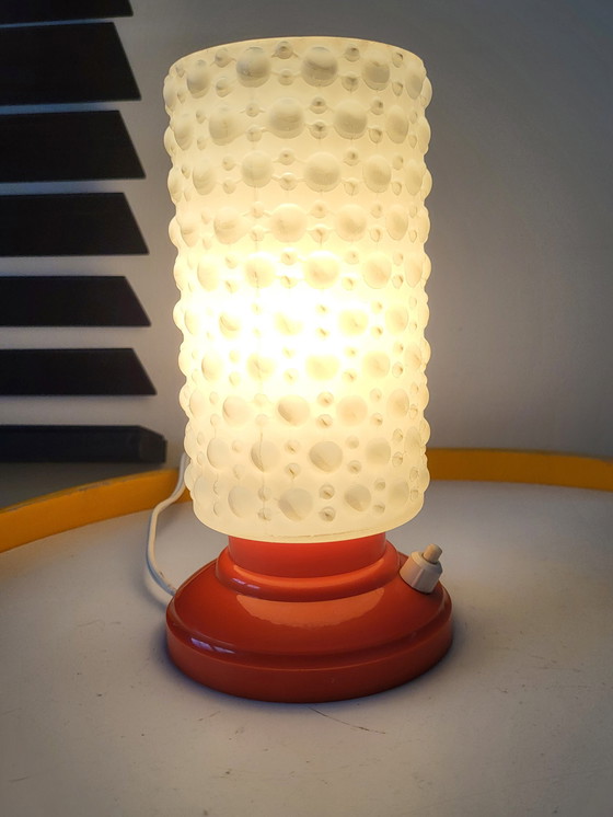 Image 1 of Lampe de table vintage avec base en plastique orange et abat-jour en verre des années 1960