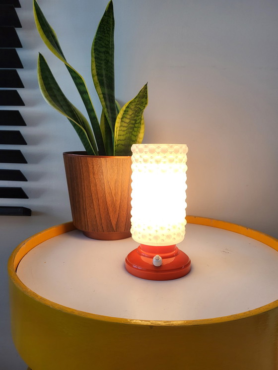 Image 1 of Lampe de table vintage avec base en plastique orange et abat-jour en verre des années 1960