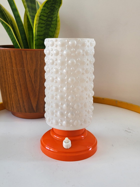 Image 1 of Lampada da tavolo vintage con base in plastica arancione e paralume in vetro degli anni '60