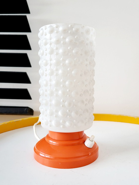 Image 1 of Lampada da tavolo vintage con base in plastica arancione e paralume in vetro degli anni '60