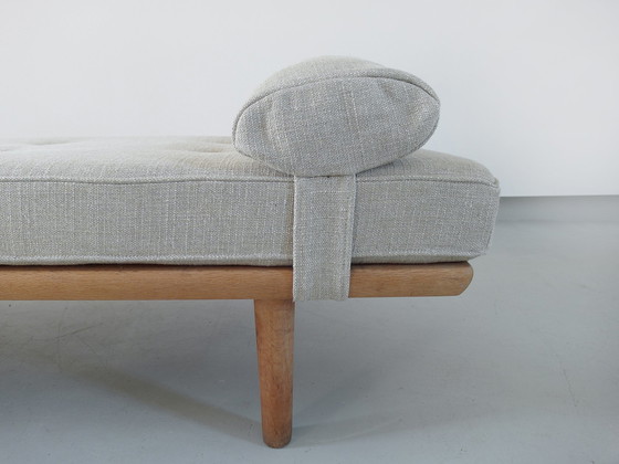 Image 1 of Lit de repos en chêne et lin par Hans Wegner pour Getama, Danemark 1956