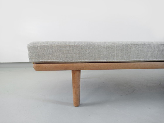 Image 1 of Lit de repos en chêne et lin par Hans Wegner pour Getama, Danemark 1956