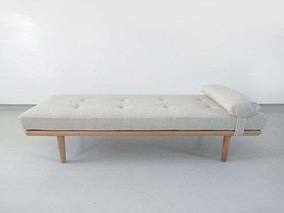 Image 1 of Lit de repos en chêne et lin par Hans Wegner pour Getama, Danemark 1956