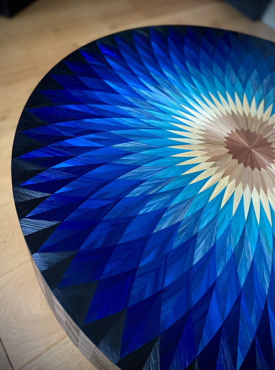 Image 1 of Mesa con rosetón de marquetería de paja