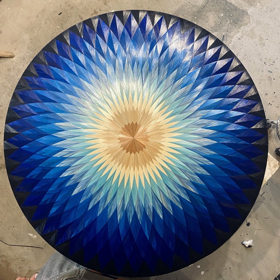 Image 1 of Mesa con rosetón de marquetería de paja