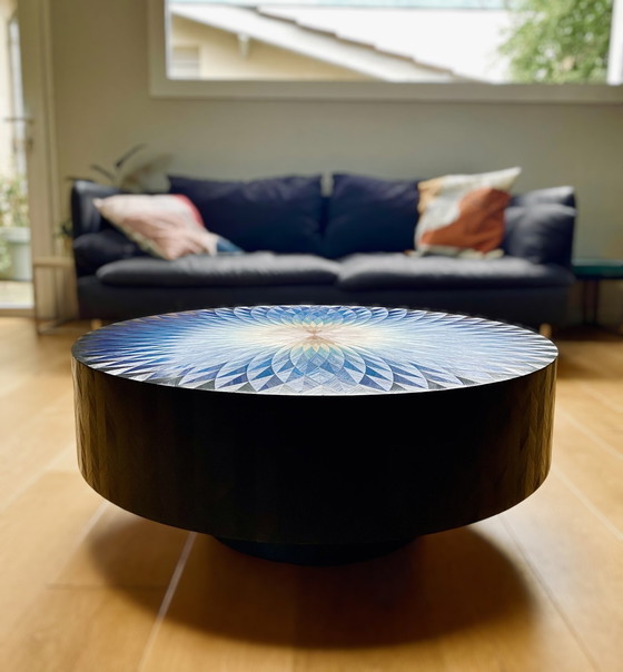 Image 1 of Mesa con rosetón de marquetería de paja