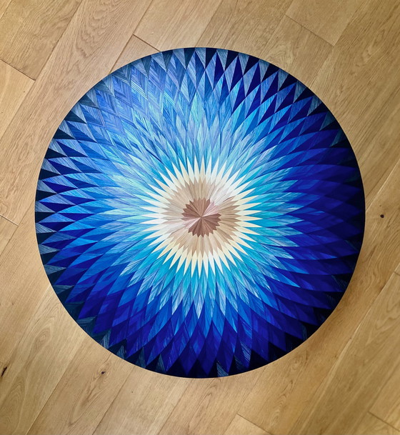 Image 1 of Mesa con rosetón de marquetería de paja