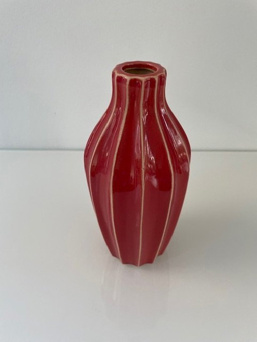 Modern Design Vase Coral Red Ceramic With Ribbed Pattern