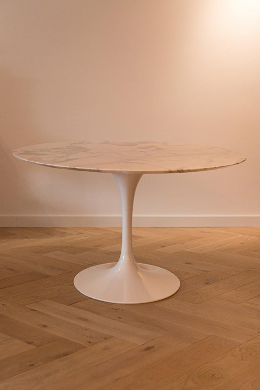 Eero Saarinen Tulip Dining Table, Arabescato Marble