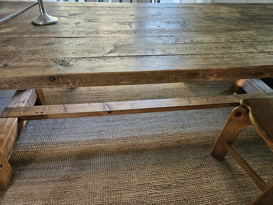 Image 1 of Grande table de salle à manger en bois massif