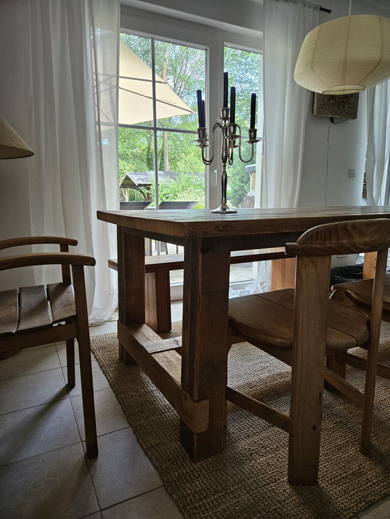 Image 1 of Grande table de salle à manger en bois massif