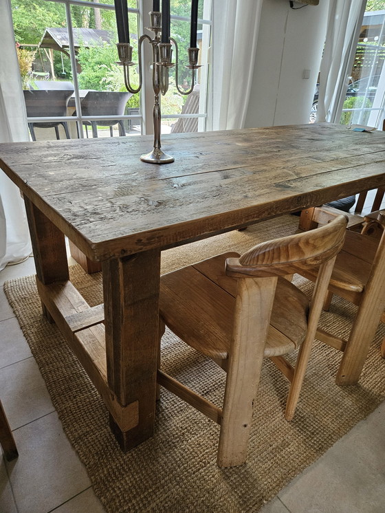 Image 1 of Grande table de salle à manger en bois massif