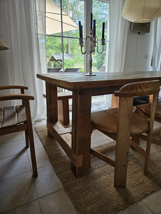 Image 1 of Grande table de salle à manger en bois massif