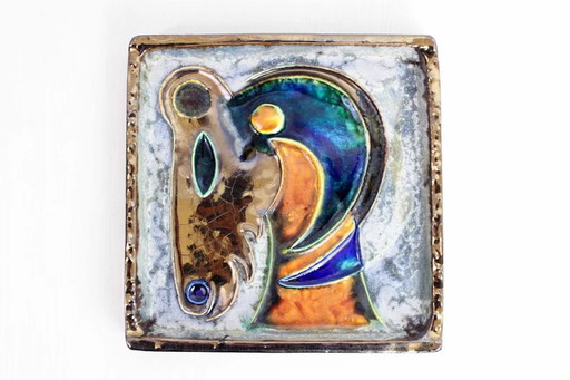 Ceramic wall plaque and modernist horse motif glaze