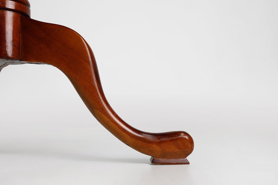 Image 1 of Tavolo rotondo con piano inclinabile in legno di ciliegio, Inghilterra, XX secolo