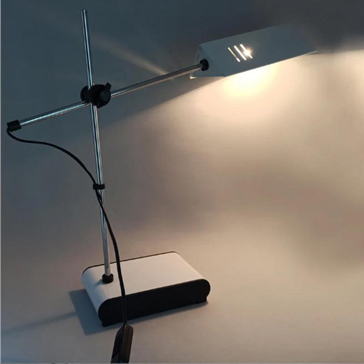 Lámpara de mesa vintage de los años 70, diseño de Veneta Lumi. Fabricada en Italia.