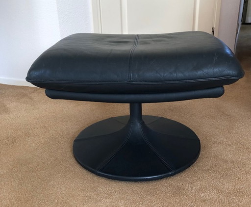 Leolux footstool on swivel base