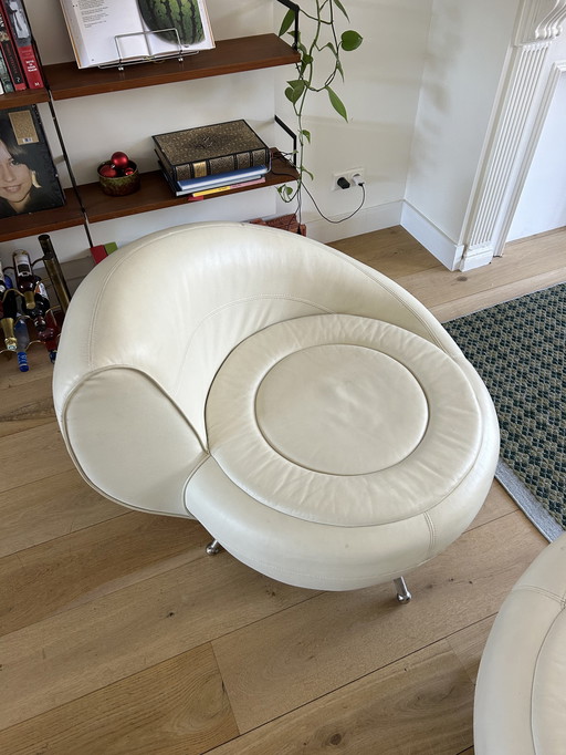 2x White shell shaped lounge chairs