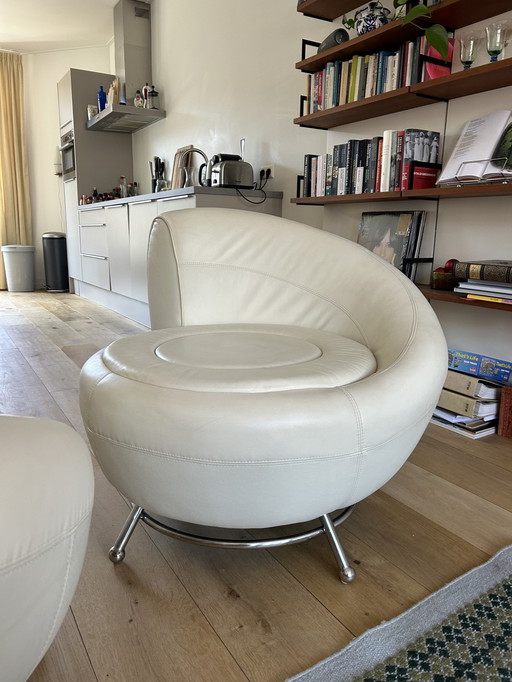 2x White shell shaped lounge chairs