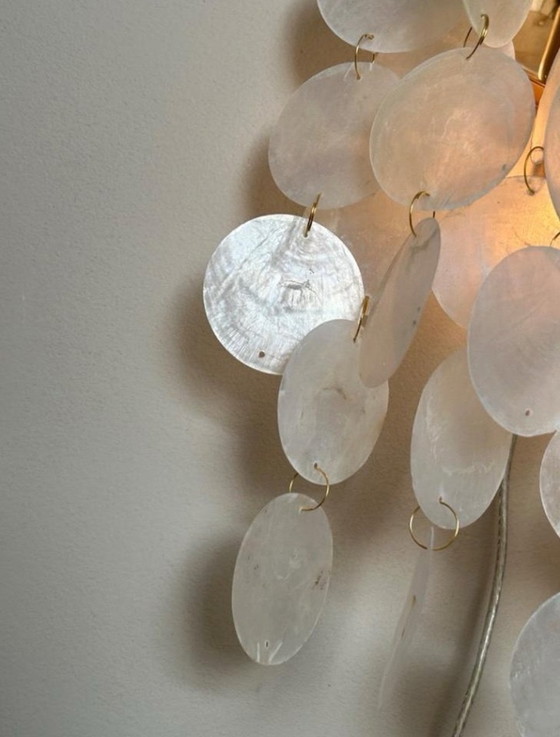 Image 1 of Juego de 2 lámparas de pared Capiz Shell con marco de nácar opalina dorada