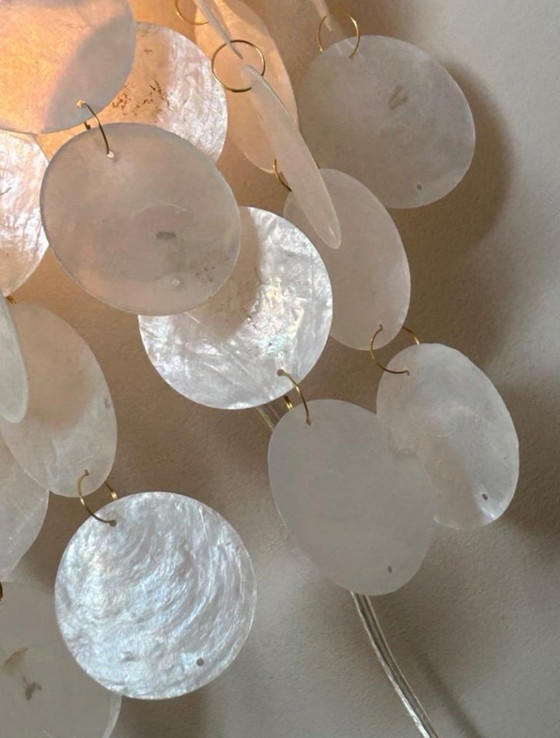 Image 1 of Juego de 2 lámparas de pared Capiz Shell con marco de nácar opalina dorada