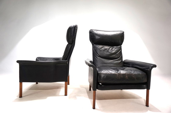 Image 1 of Hans Olsen, ensemble de 2 chaises en cuir avec ottoman, 1960