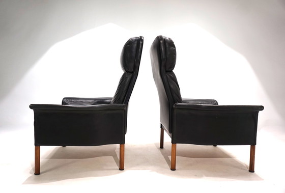 Image 1 of Hans Olsen, ensemble de 2 chaises en cuir avec ottoman, 1960