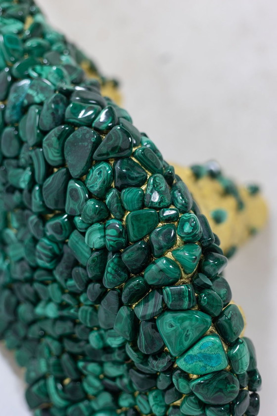 Image 1 of Consolle in malachite con decorazioni in stalattite. Opera contemporanea.
