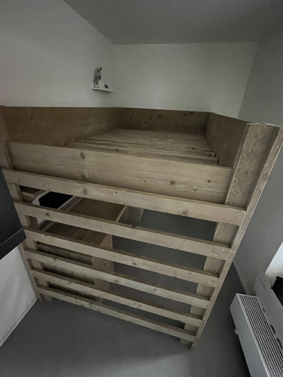 Image 1 of Letto a soppalco in legno con impalcatura