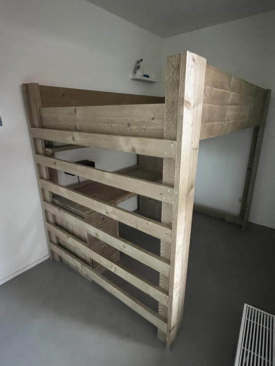 Image 1 of Letto a soppalco in legno con impalcatura