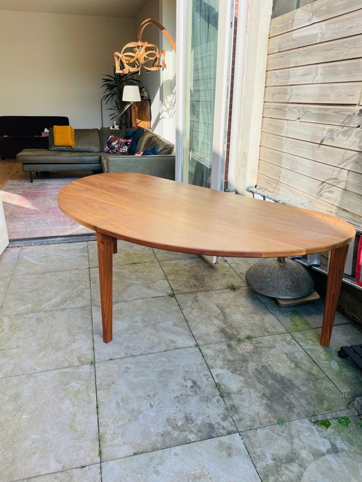 Dining table design American walnut Maarten Barnhoorn