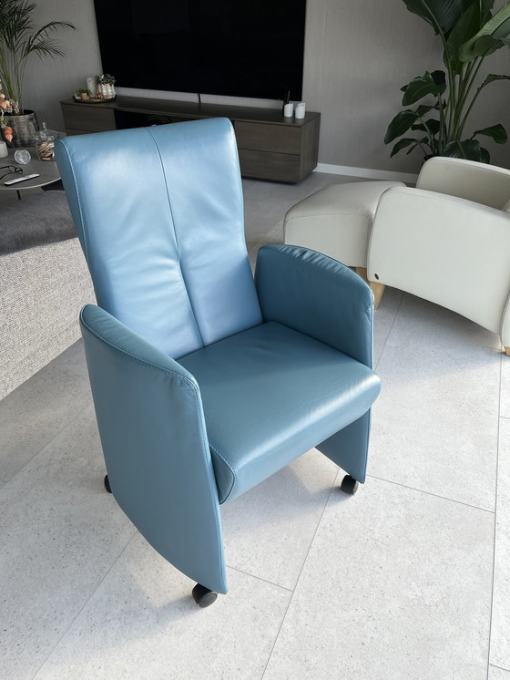 Image 1 of 8x chaises Leolux Doppler en cuir bleu + table