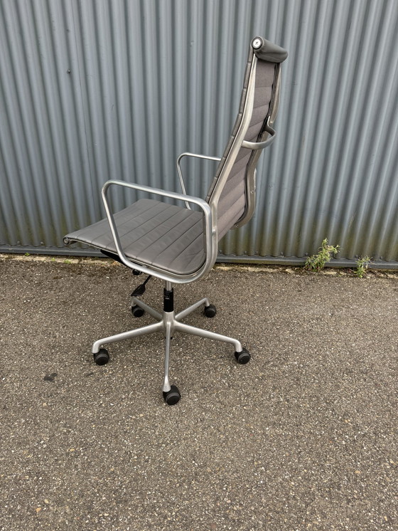 Image 1 of Chaise de bureau vintage Vitra Eames EA119 cuir gris