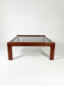 Mesa de centro baja grande de mediados de siglo con tablero de cristal ahumado, década de 1960