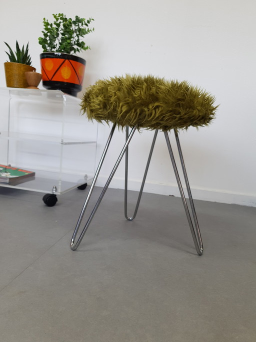 Tabouret en épingle à cheveux. Chrome/peluche verte.