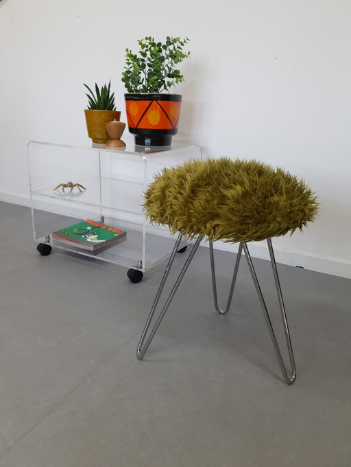 Tabouret en épingle à cheveux. Chrome/peluche verte.