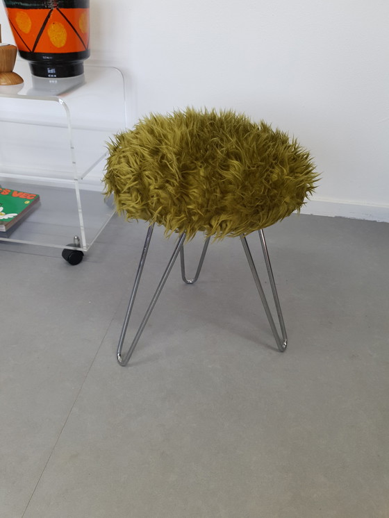 Image 1 of Tabouret en épingle à cheveux. Chrome/peluche verte.