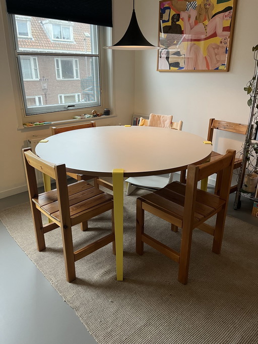 Round Dining Table With Legs From Tiptoe