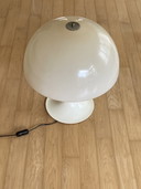 Lámpara de mesa con forma de hongo