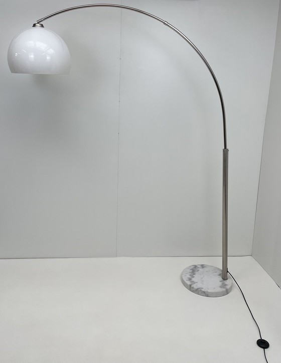 Image 1 of Grande lampe à arc avec base en marbre de Carrare