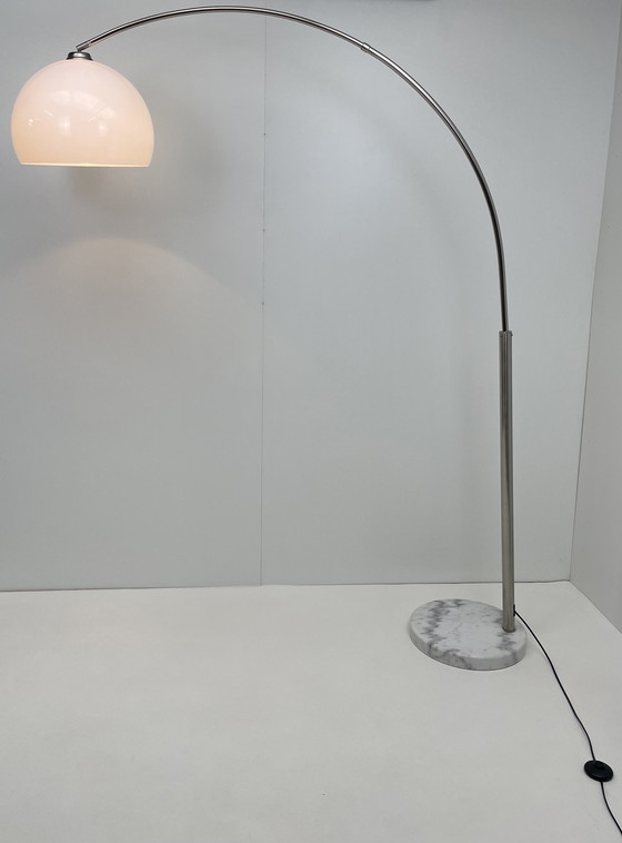 Image 1 of Grande lampe à arc avec base en marbre de Carrare