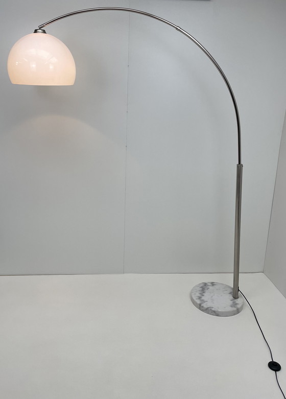 Image 1 of Grande lampe à arc avec base en marbre de Carrare