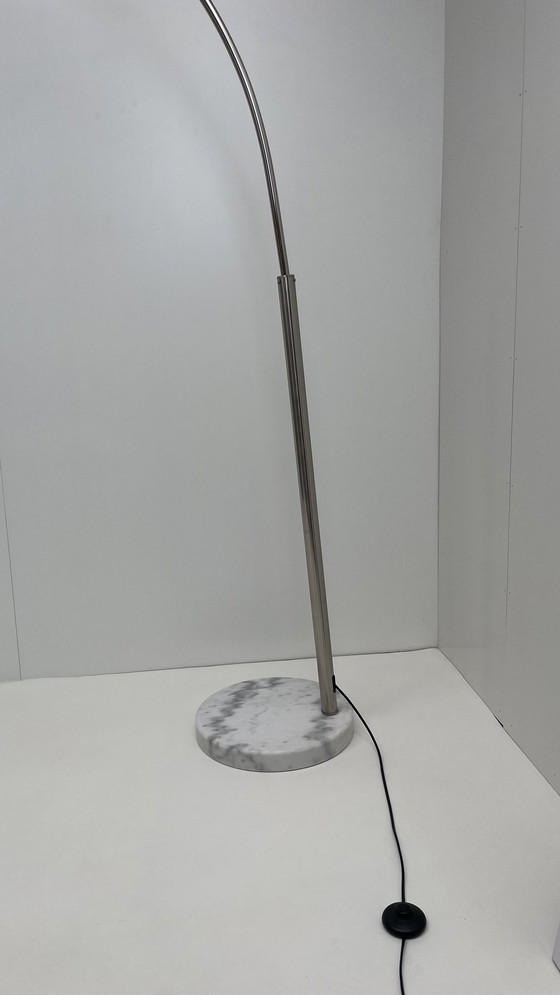 Image 1 of Grande lampe à arc avec base en marbre de Carrare