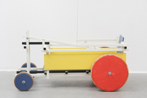 Design wagon in bauhaus style