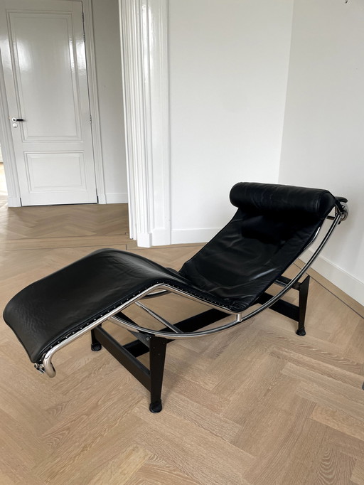 Cassina LC 4 chaise longue en cuir noir