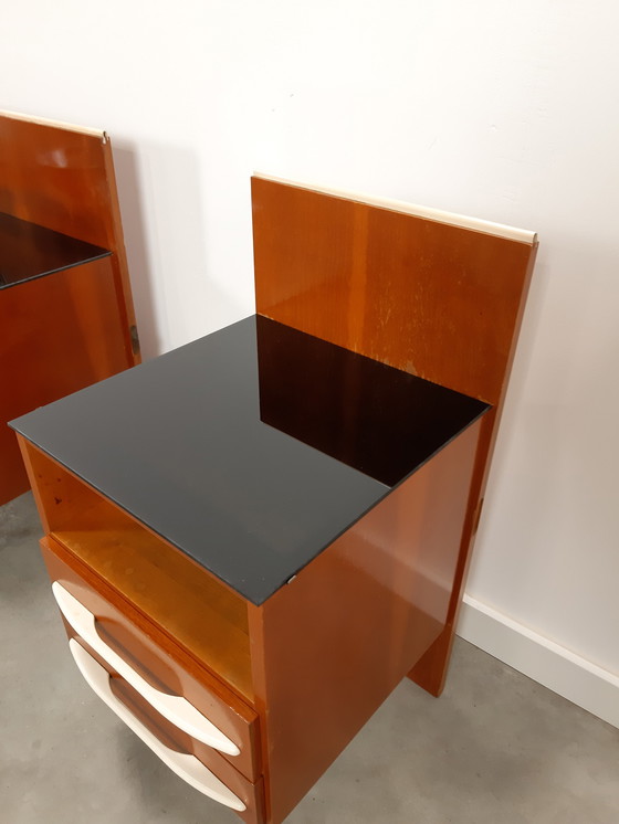 Image 1 of Tables de chevet design Pozar en placage foncé avec verre opalin noir