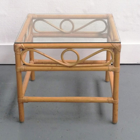 Image 1 of Vintage coffee table in rattan and glass top