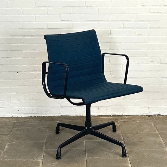 Image 1 of Vitra EA 104 Design Chair - Swivel, Dark Blue and Iconic (Special Edition)