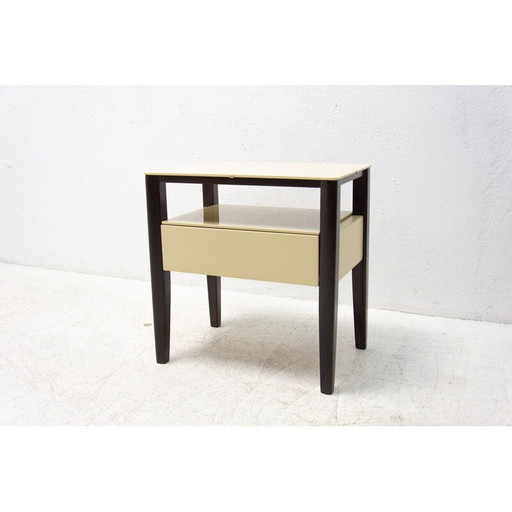 Mesilla de noche vintage de haya y cristal, Checoslovaquia, años 60