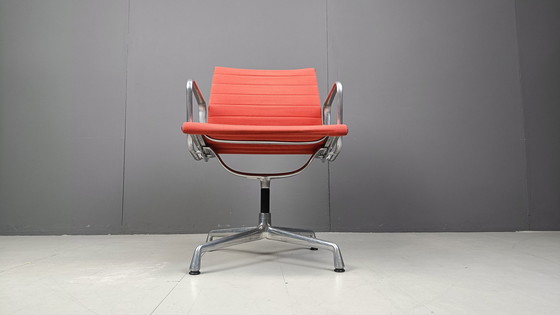 Image 1 of Chaise de bureau vintage Eames For Vitra EA108 Alu Range, années 2000